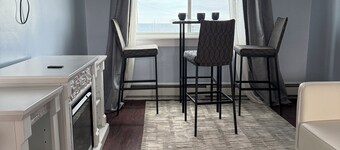 Charming 2-bedroom building in delightful Hull with ocean view