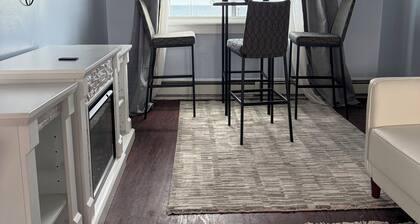 Charming 2-bedroom building in delightful Hull with ocean view