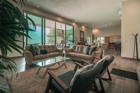 TV connectée, cheminée, baby-foot