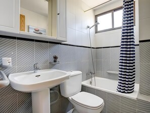 Shower, hair dryer, towels - Apartment 'Gardenias Playa' with Wi-Fi and Air Conditioning (Grau i Platja)