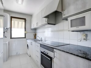 Jääkaappi, mikroaaltouuni, uuni, liesi