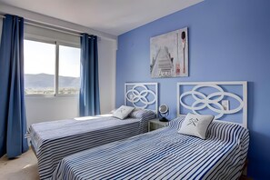 3 室のベッドルーム、WiFi (無料)、ベッドシーツ