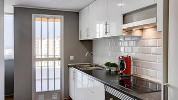 Frigorífico, microondas, horno y placa de cocina