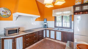 冷蔵庫、電子レンジ、オーブン、コンロ