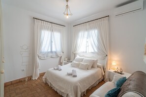 4 slaapkamers, een strijkplank/strijkijzer, gratis wifi, beddengoed