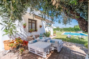 Outdoor dining - Holiday Home 'Pozo Viejo' with Private Pool, Wi-Fi and Air Conditioning (Marchena)