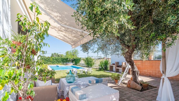 An outdoor patio with a pool, outdoor furniture, and potted plants. - Holiday Home 'Pozo Viejo' with Private Pool, Wi-Fi and Air Conditioning (Marchena)