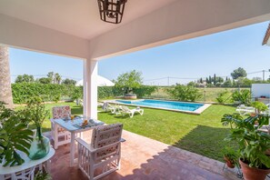 Outdoor dining - Holiday Home 'Pozo Viejo' with Private Pool, Wi-Fi and Air Conditioning (Marchena)