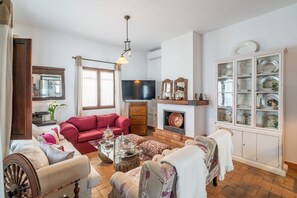 TV, fireplace - Holiday Home 'Pozo Viejo' with Private Pool, Wi-Fi and Air Conditioning (Marchena)