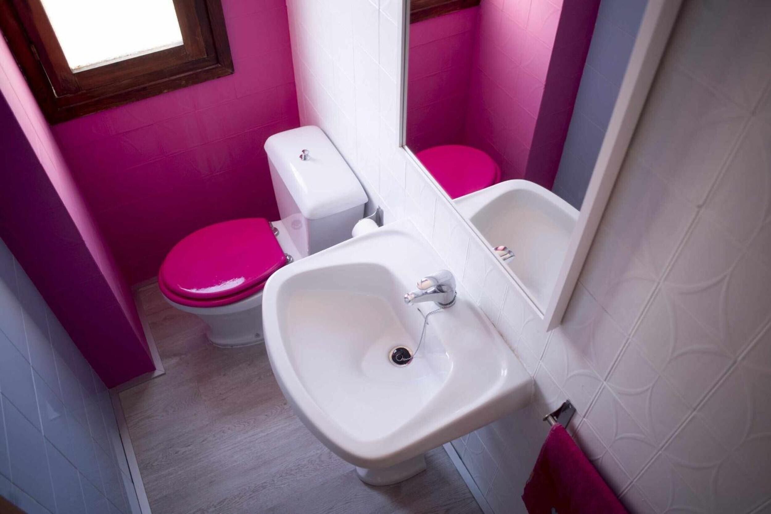 Un baño con bidé, inodoro y lavamanos.