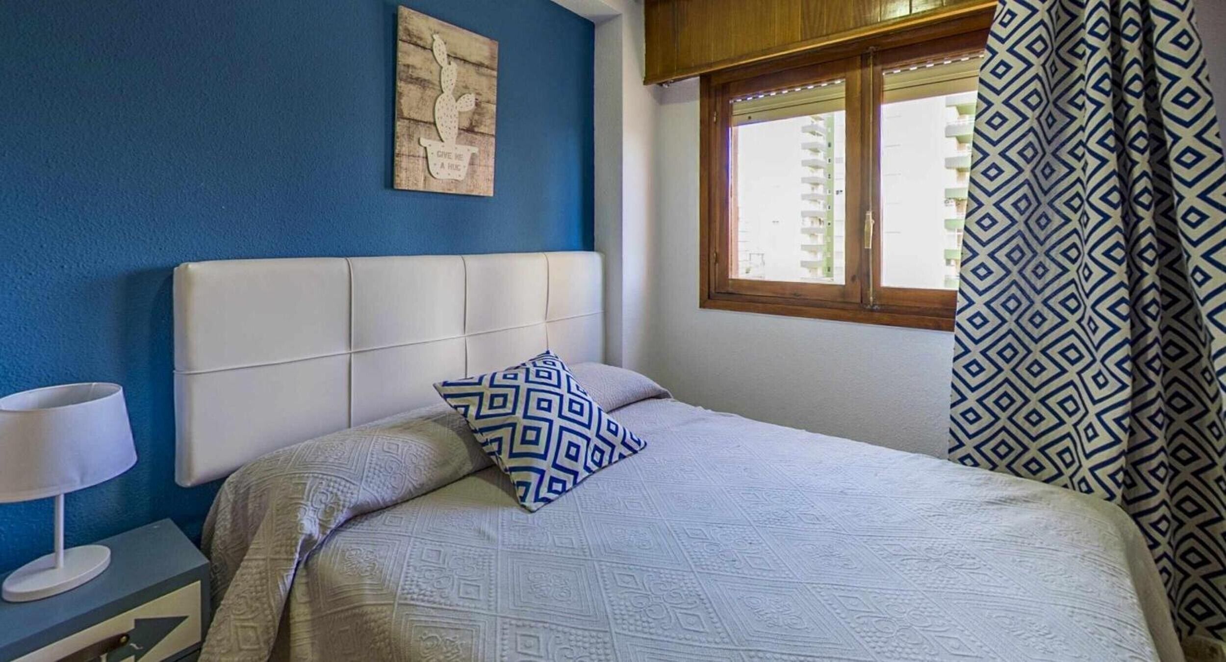 3 slaapkamers, een strijkplank/strijkijzer, gratis wifi, beddengoed