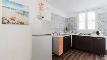 Kühlschrank, Mikrowelle, Ofen, Herdplatte