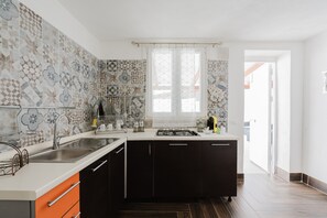 Fridge, microwave, oven, stovetop