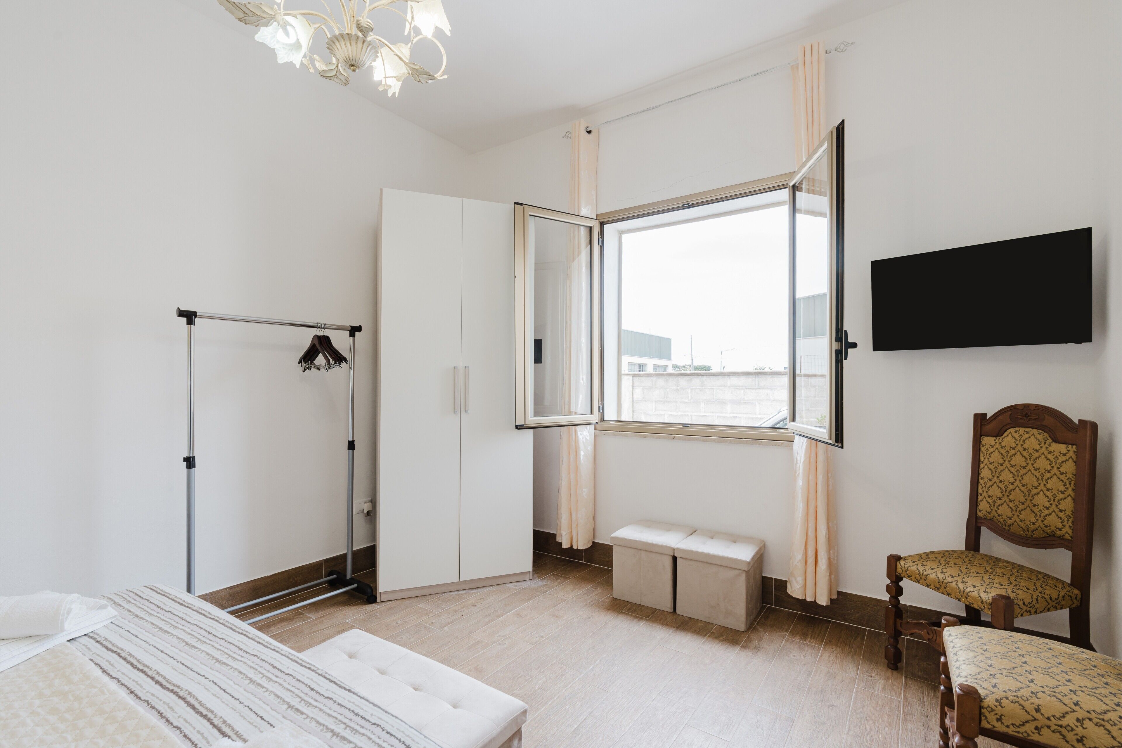 1 habitación, tabla de planchar con plancha, wifi gratis y ropa de cama 