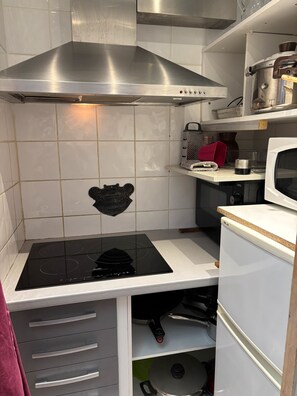 Refrigerador, microondas, horno, placa de cocina