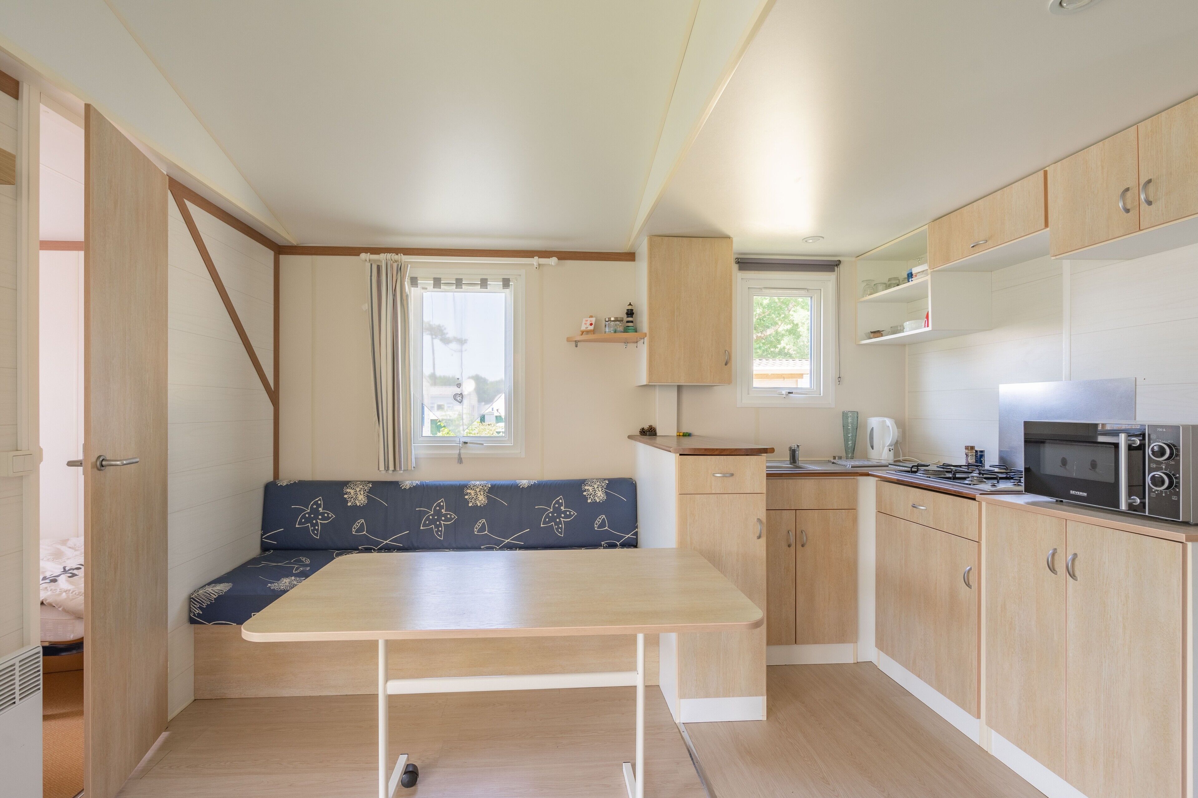 Kühlschrank, Mikrowelle, Herdplatte, Wasserkocher mit Kaffee-/Teezubehör