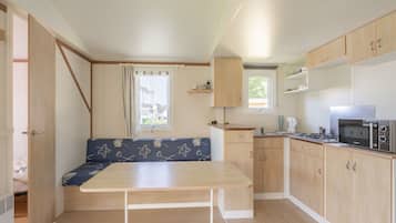 Kühlschrank, Mikrowelle, Herdplatte, Wasserkocher mit Kaffee-/Teezubehör