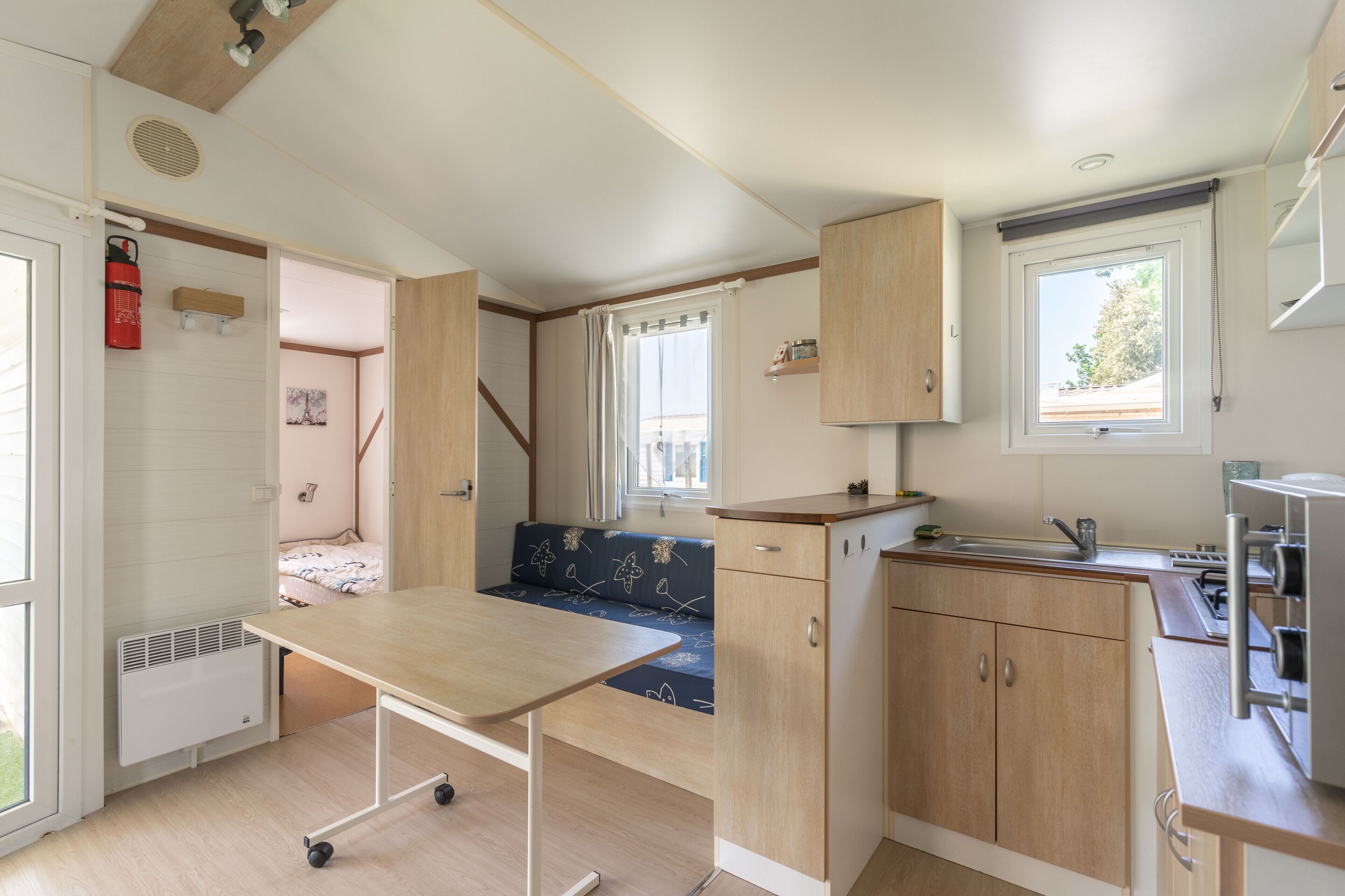 Kühlschrank, Mikrowelle, Herdplatte, Wasserkocher mit Kaffee-/Teezubehör