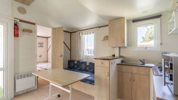 Kühlschrank, Mikrowelle, Herdplatte, Wasserkocher mit Kaffee-/Teezubehör