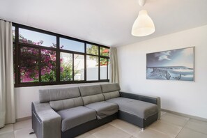 TV - Vacation Apartment 'Apartamento Con Jardín' with Mountain View, Private Garden and Wi-Fi (Maspalomas)