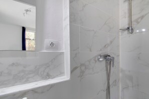Shower, hair dryer, towels