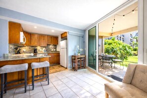 Condo (1 Bedroom) | Sala de estar | Televisión 