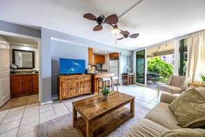 Apartment (1 Bedroom) | Wohnzimmer | Fernseher