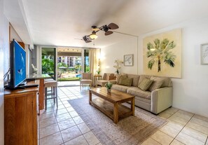 Condo (1 Bedroom) | Salle de séjour | Téléviseur