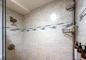 Apartment (1 Bedroom) | Badezimmer