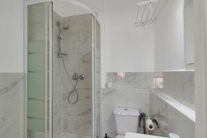Een douche, een haardroger, handdoeken