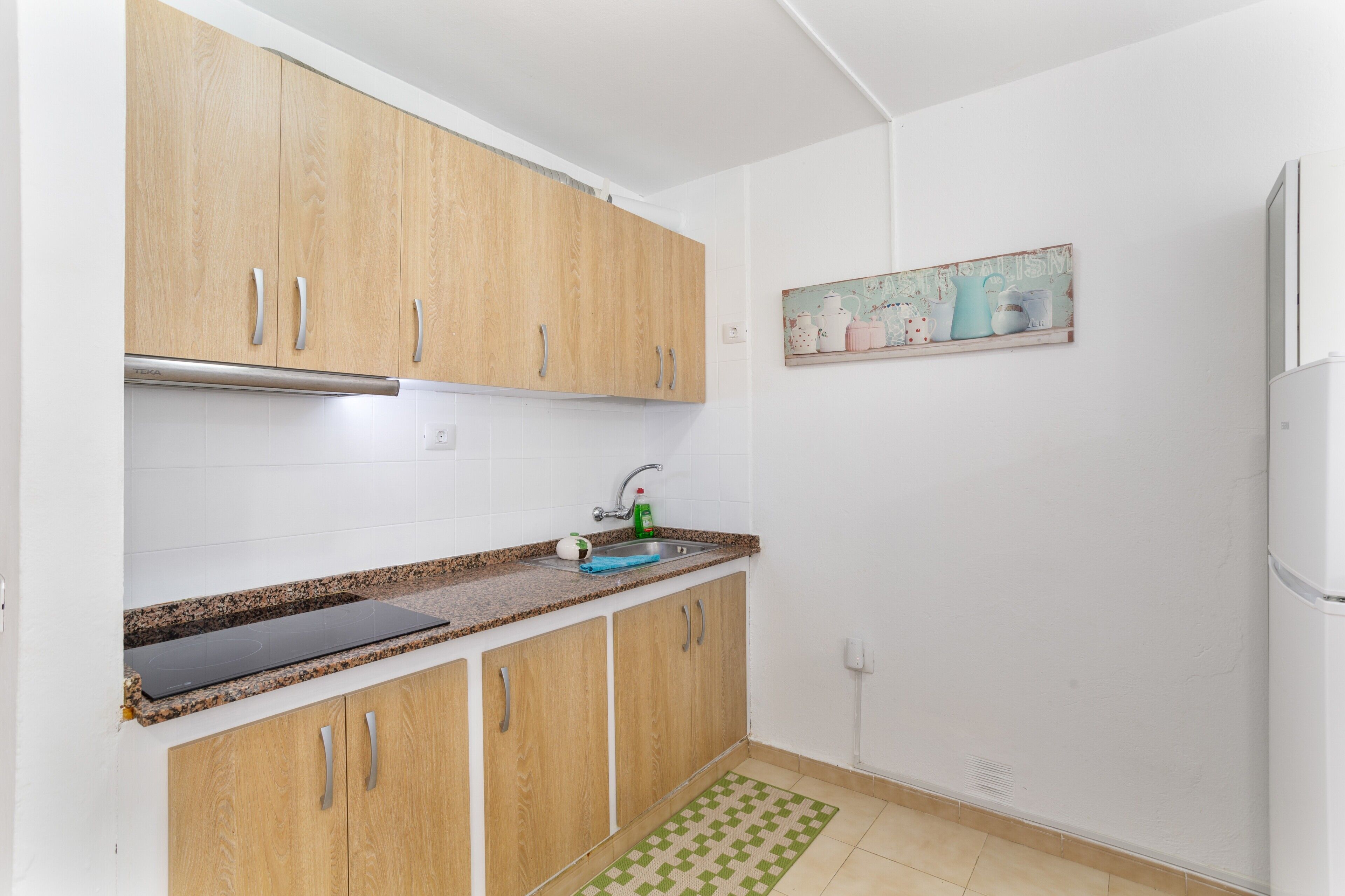 Kühlschrank, Mikrowelle, Herdplatte, Wasserkocher mit Kaffee-/Teezubehör