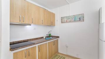 Kühlschrank, Mikrowelle, Herdplatte, Wasserkocher mit Kaffee-/Teezubehör