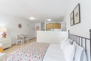 Een strijkplank/strijkijzer, gratis wifi, beddengoed