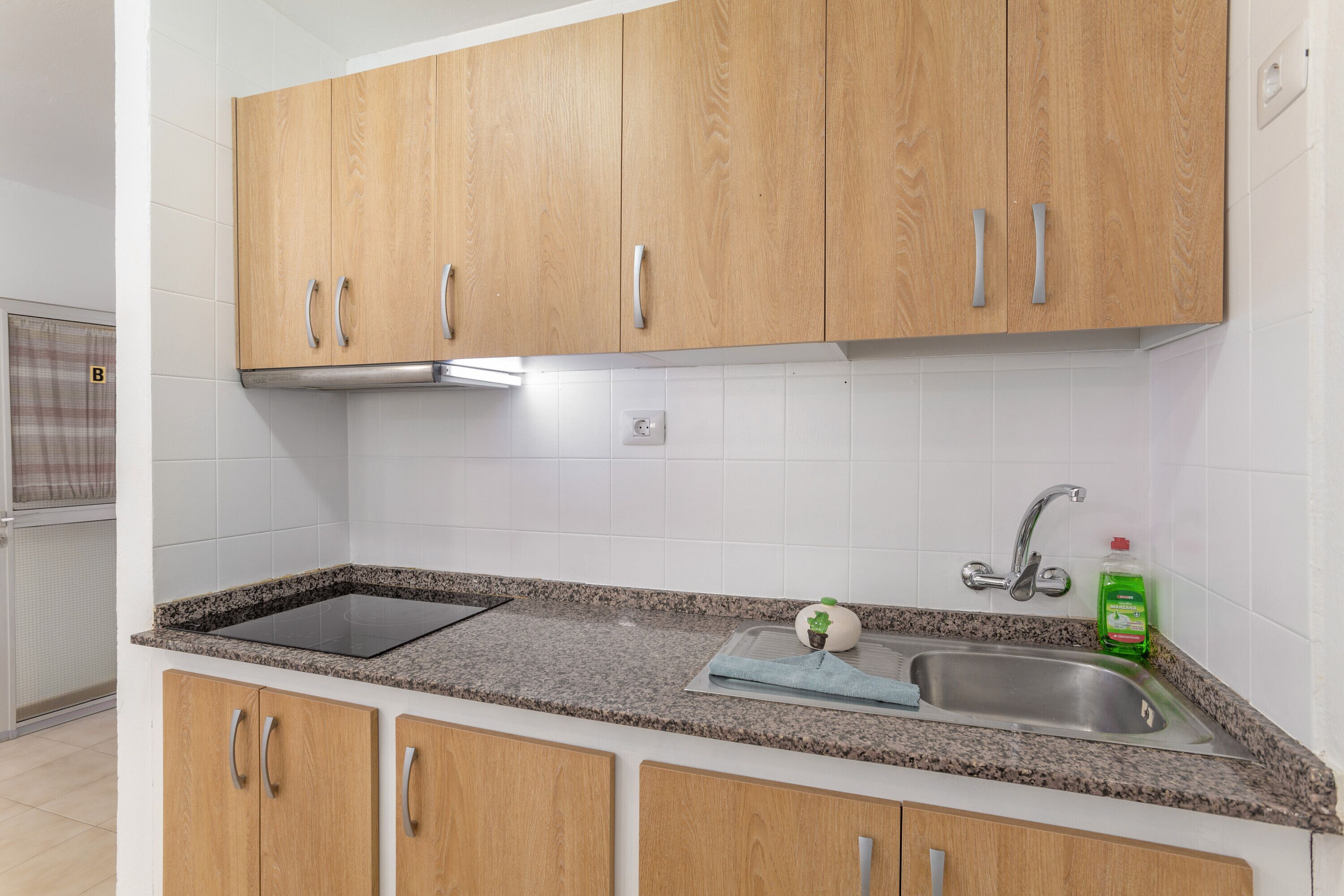 Réfrigérateur, micro-ondes, plaque de cuisson, cafetière/bouilloire