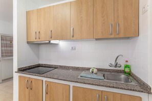 Fridge, microwave, stovetop, coffee/tea maker - Vacation Studio 'Danoe 4' with Mountain View and Wi-Fi (Mogán)