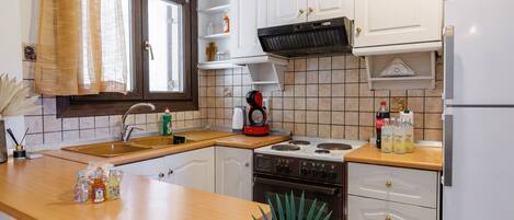 Frigorífico, horno, placa de cocina y cafetera o tetera