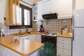 Refrigerador, horno, parrilla de estufa y cafetera y tetera 