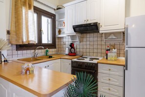 Fridge, oven, stovetop, coffee/tea maker