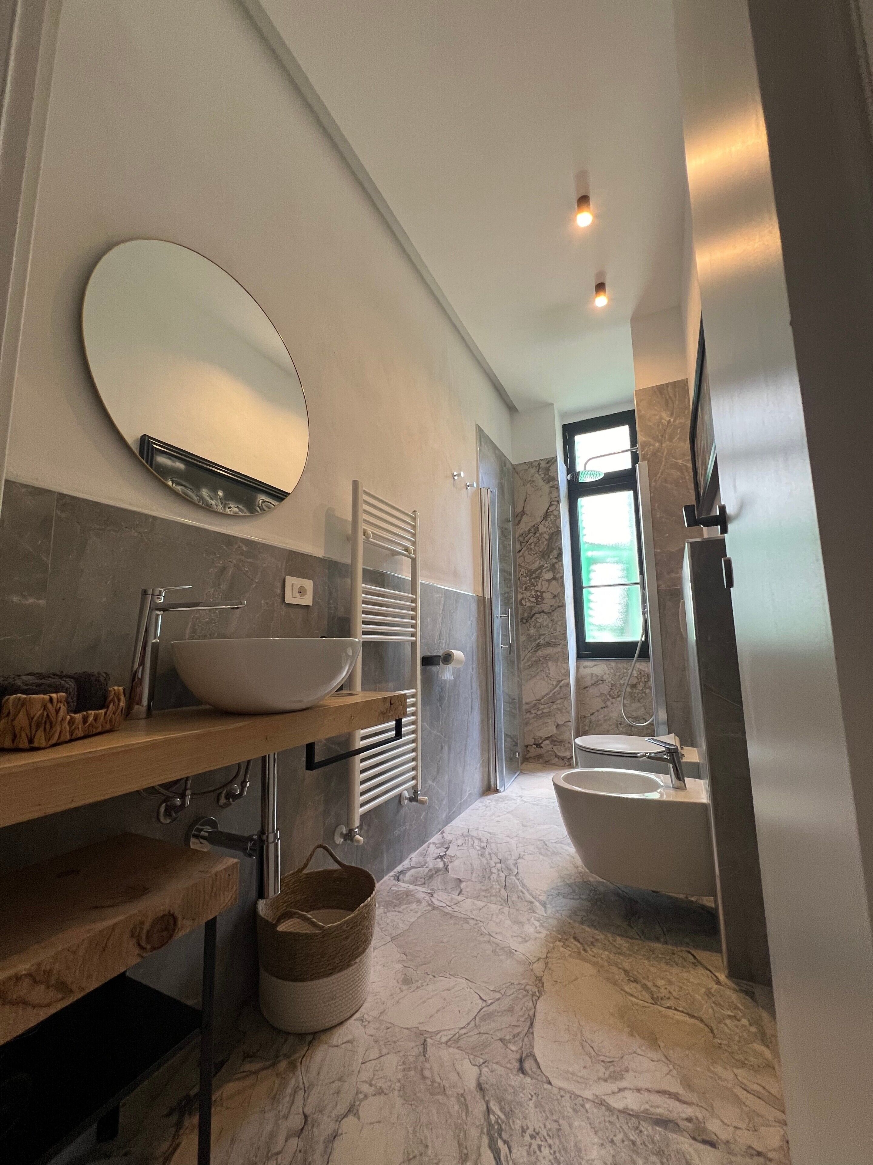 Dusche, Haartrockner, Handtücher