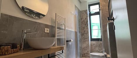 Dusche, Haartrockner, Handtücher