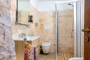 Een douche, een haardroger, handdoeken