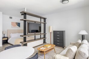 1 habitación, tabla de planchar con plancha, wifi y ropa de cama