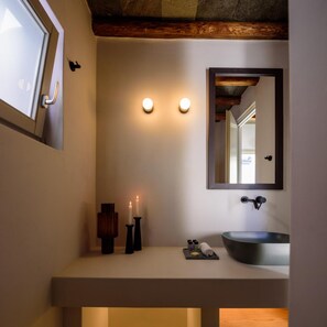 Suihku, hiustenkuivaaja, pyyhkeet