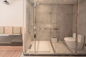 Et moderne badeværelse med bruseniche, toilet og bidet.
