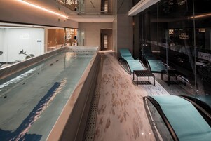 Una piscina cubierta