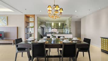 Apartment, 3 Bedrooms, City View | Ruang makan