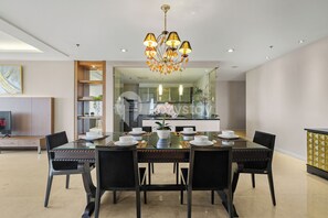 Apartment, 3 Bedrooms, City View | Dining room