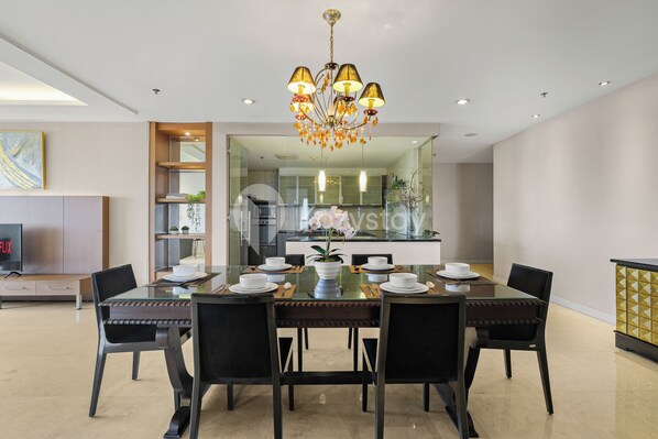 Appartement, 3 chambres, vue ville | Salle à manger