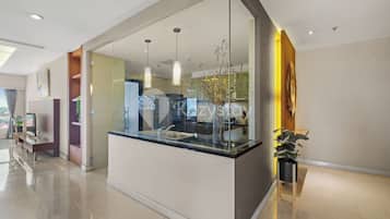 Apartment, 3 Bedrooms, City View | Private kitchen