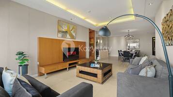 Apartment, 3 Bedrooms, City View | Living area